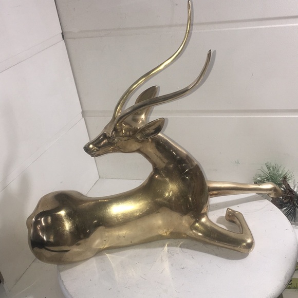 Vintage large brass lying gazelle - Picture 2 of 8